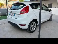 Usata Ford Fiesta 97 CV (71 kW) 2012 Bianco Berlina