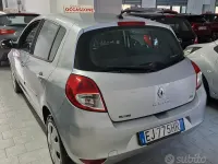 Usata Renault Clio II Dynamique 75 CV (55 kW) 2011 Grigio Berlina