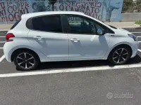 Usata Peugeot 208 Signature Sky 83 CV (61 kW) 2019 Bianco Utilitaria