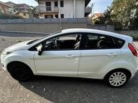 Usata Ford Fiesta 75 CV (55 kW) 2013 Bianco Berlina