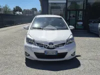 Usata Toyota Yaris Lounge 90 CV (66 kW) 2014 Bianco Utilitaria