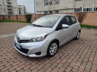 Usata Toyota Yaris 89 CV (65 kW) 2013 Grigio Utilitaria