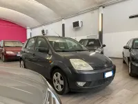 Usata Ford Fiesta Ghia 75 CV (55 kW) 2005 Grigio Utilitaria