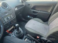 Usata Ford Fiesta 80 CV (58 kW) 2007 Grigio Utilitaria