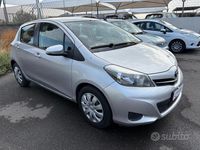 Usata Toyota Yaris 69 CV (50 kW) 2012 Grigio Berlina