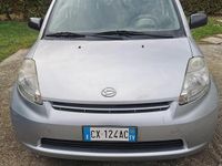 Usata Daihatsu Sirion 69 CV (50 kW) 2005 Argento Utilitaria