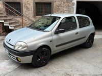 Usata Renault Clio II 58 CV (42 kW) 2001 Grigio Utilitaria
