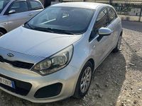 Usado Kia Rio 97 HP (71 kW) 2012 Cinzento Citadino