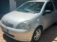 Usata Toyota Yaris Sol 68 CV (50 kW) 2000 Grigio Berlina