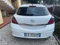 Usata Opel Astra GTC 110 CV (80 kW) 2009 Bianco Berlina