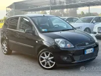 Usata Ford Fiesta 90 CV (66 kW) 2006 Nero Utilitaria