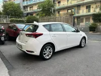 Usata Toyota Auris Hybrid Lounge 99 CV (72 kW) 2018 Bianco Berlina