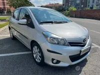 Usata Toyota Yaris Lounge 69 CV (50 kW) 2013 Grigio Utilitaria