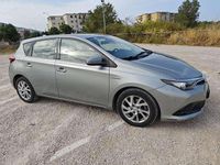 Usata Toyota Auris Hybrid Active 99 CV (72 kW) 2015 Argento Berlina