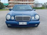 Usata Mercedes E200 Classic 136 CV (100 kW) 1997 Blu Berlina