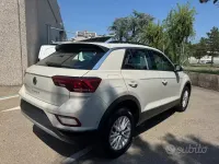Usata VW T-Roc Life 110 CV (80 kW) 2024 Grigio pastello SUV