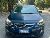 Usata Opel Astra Cosmo 125 CV (91 kW) 2011 Bluazzurro Berlina