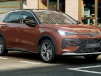 Nuova VW T-Roc Life 116 CV (85 kW) 2026 Flame red metallizzato nero SUV