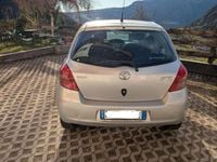 Usado Toyota Yaris Sol 87 CV (63 kW) 2007 Plateado Utilitario