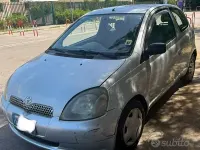 Usata Toyota Yaris 68 CV (50 kW) 2004 Grigio Berlina