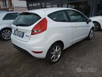 Usata Ford Fiesta 70 CV (51 kW) 2011 Bianco Utilitaria