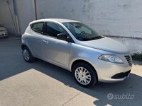 Usado Lancia Ypsilon 85 HP (62 kW) 2015 Prateado Citadino