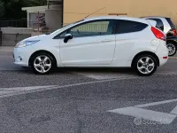 Usata Ford Fiesta Titanium 68 CV (50 kW) 2010 Bianco Berlina