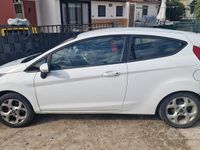 Usata Ford Fiesta 70 CV (51 kW) 2012 Bianco Utilitaria