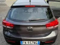 Usado Kia Rio 82 CV (60 kW) 2018 Gris Berlina