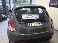 Usado Lancia Ypsilon Gold 69 HP (50 kW) 2015 Cinzento Citadino