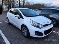 Usado Kia Rio EX 90 HP (66 kW) 2012 Branco Sedan