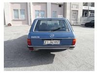 Usata Mercedes 240 72 CV (52 kW) 1983 Blu/azzurro Station wagon