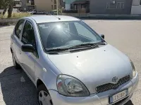 Usata Toyota Yaris 68 CV (50 kW) 2003 Argento Berlina