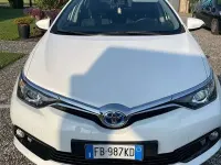 Usata Toyota Auris Hybrid Lounge 99 CV (72 kW) 2015 Bianco Berlina