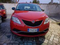 Usado Lancia Ypsilon Silver 69 HP (50 kW) 2018 Vermelho Citadino
