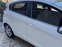 Usata Ford Fiesta Titanium 101 CV (74 kW) 2015 Bianco Berlina