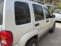 Usata Jeep Cherokee 163 CV (119 kW) 2006 Grigio SUV