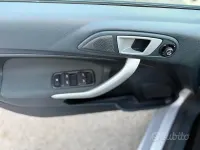 Usata Ford Fiesta 70 CV (51 kW) 2012 Grigio Berlina