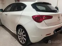 Usata Alfa Romeo Giulietta Exclusive 140 CV (102 kW) 2012 Bianco Utilitaria