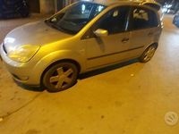 Usata Ford Fiesta 68 CV (50 kW) 2004 Grigio Utilitaria