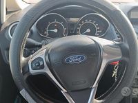 Usata Ford Fiesta Titanium 75 CV (55 kW) 2016 Rosso Utilitaria