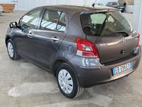 Usata Toyota Yaris 100 CV (73 kW) 2010 Grigio Berlina