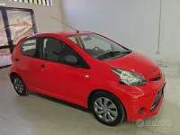 Usata Toyota Aygo 69 CV (50 kW) 2014 Rosso Utilitaria