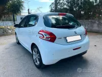 Usata Peugeot 208 Allure 68 CV (50 kW) 2014 Bianco Utilitaria