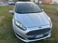 Usata Ford Fiesta 75 CV (55 kW) 2015 Grigio Berlina
