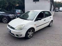Usata Ford Fiesta 68 CV (50 kW) 2003 Bianco Utilitaria