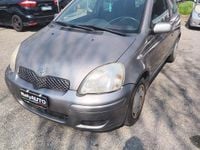 Usata Toyota Yaris 65 CV (47 kW) 2004 Argento Berlina
