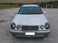 Usado Mercedes E200 Elegance 136 CV (100 kW) 1996 Gris Familiar