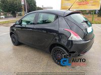 Usado Lancia Ypsilon 85 HP (62 kW) 2014 Preto Citadino