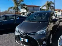 Usata Toyota Yaris Lounge 90 CV (66 kW) 2015 Grigio Utilitaria